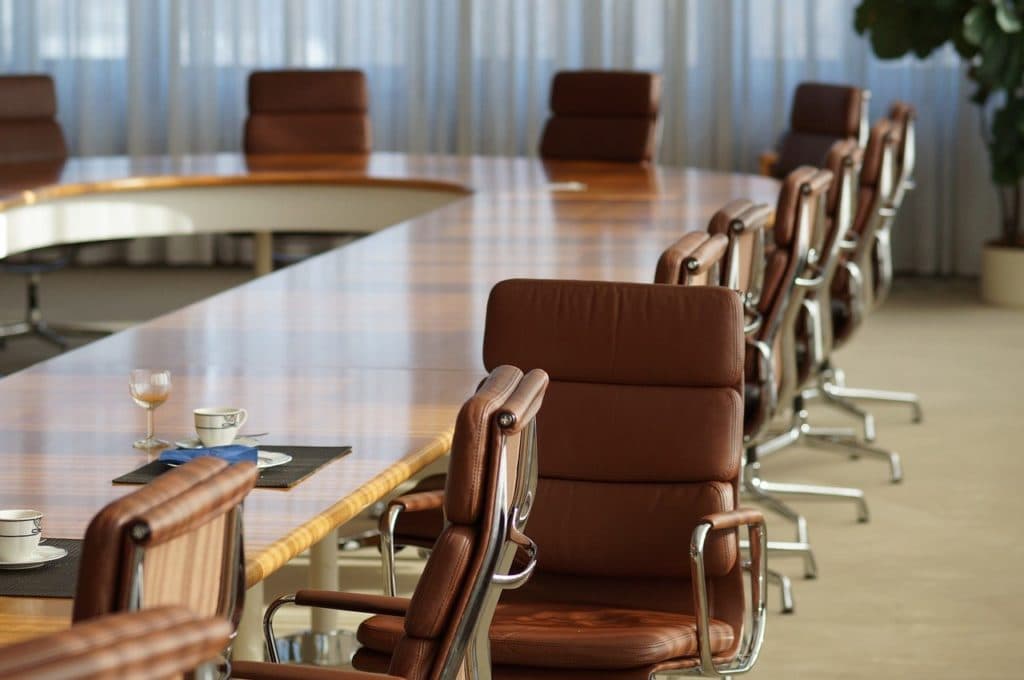 An empty roundtable set for a mastermind meeting